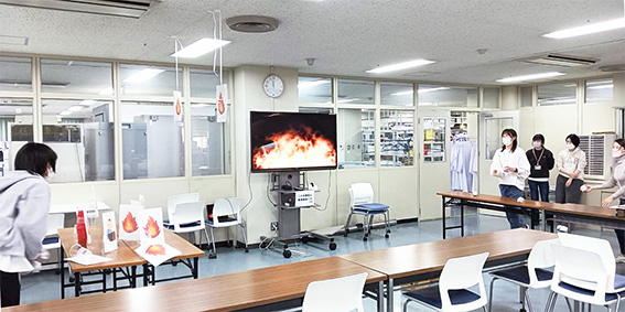 消火は火元を狙うのがポイントです