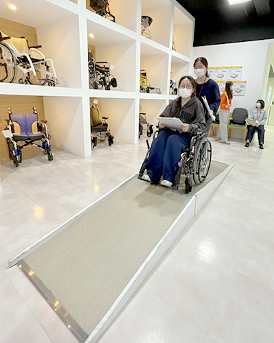 坂道での車いす操作を体験
