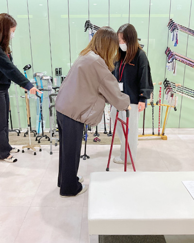 様々な種類の杖を実際に体験