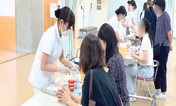 看護技術体験の様子