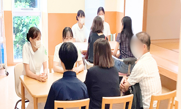 看護技術体験の様子