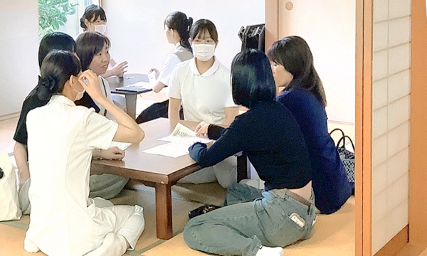 看護技術体験の様子
